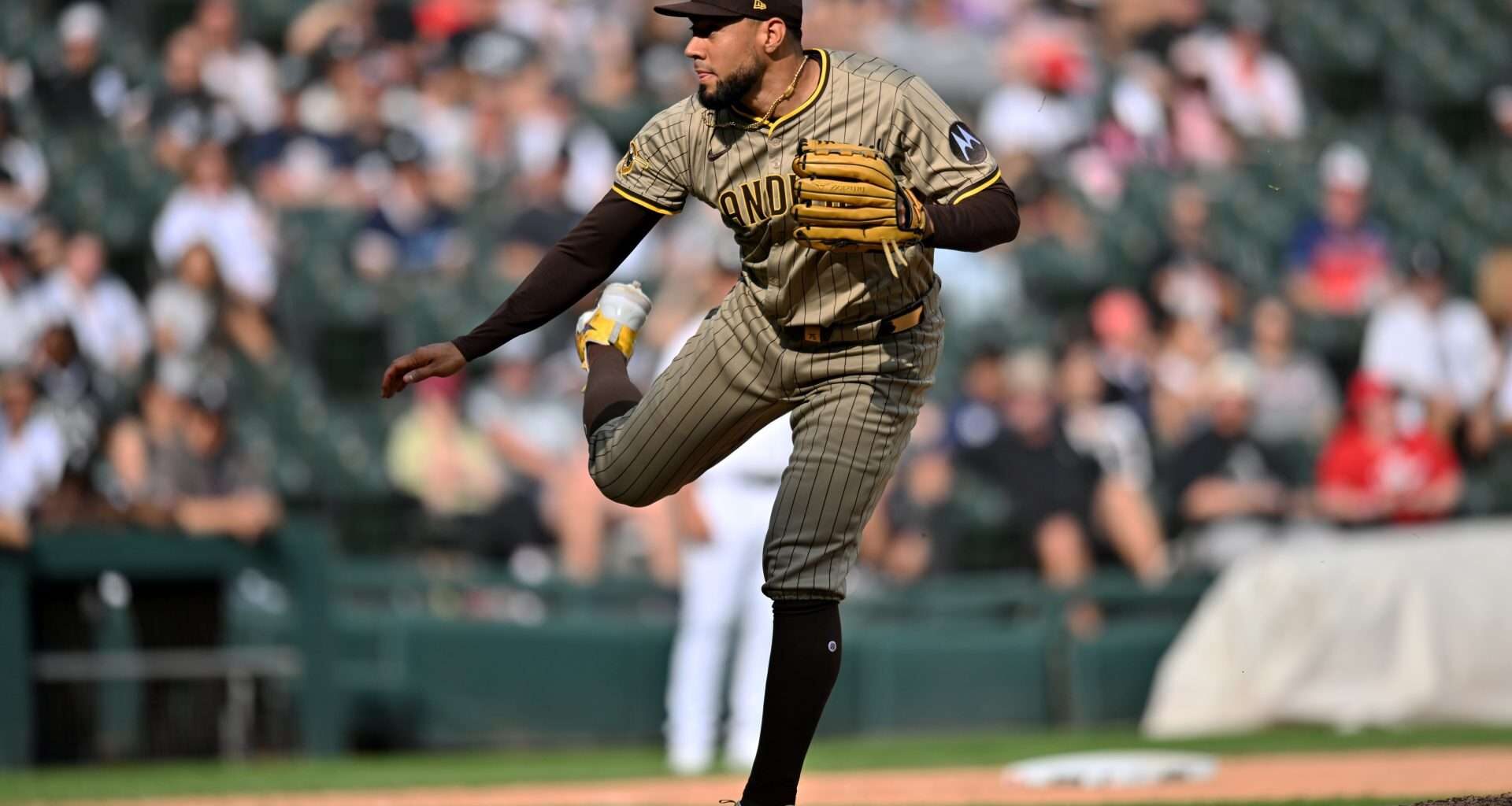 Robert Suarez Betrays Padres, Joins Los Angeles Dodgers: Prediction