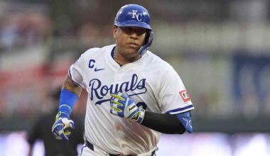 Royals re-sign catcher Salvador Perez