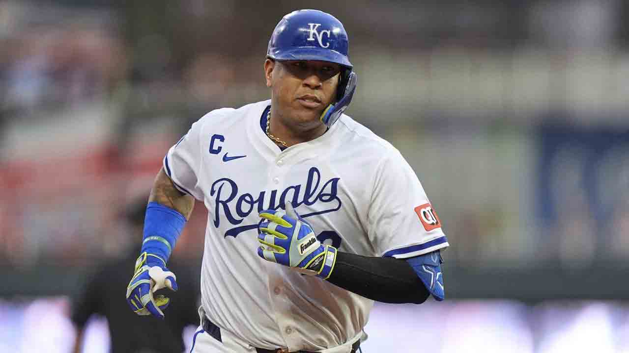Royals re-sign catcher Salvador Perez