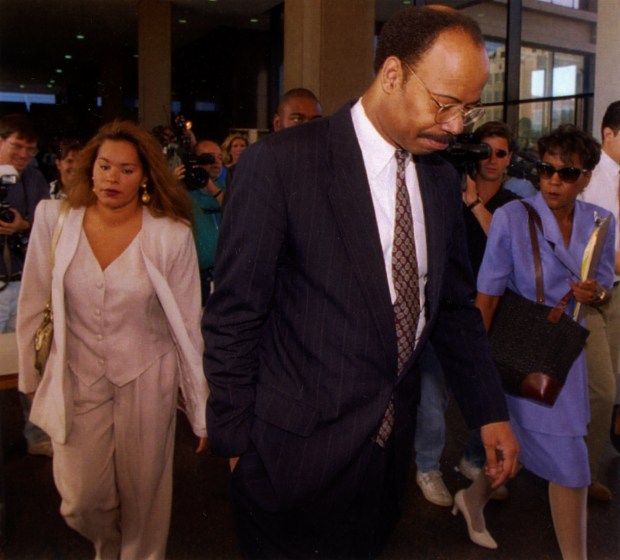 U.S. Rep. Mel Reynolds and his wife, Marisol, enter the Cook County Criminal Court Building in Chicago during his sexual misconduct trial on Aug. 22, 1995. (Carl Wagner/Chicago Tribune)