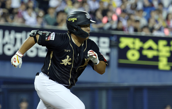KT Wiz outfielder Kang Baek-ho runs to first after hitting an RBI single during a KBO game against the LG Twins at Jamsil Baseball Stadium in southern Seoul on Sept. 11. [NEWS1] 