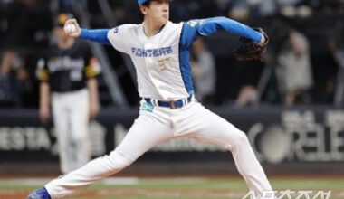 The fielders must have been moved by throwing 111 pitches and going out again in the 9th inning to complete a complete game...It hasn