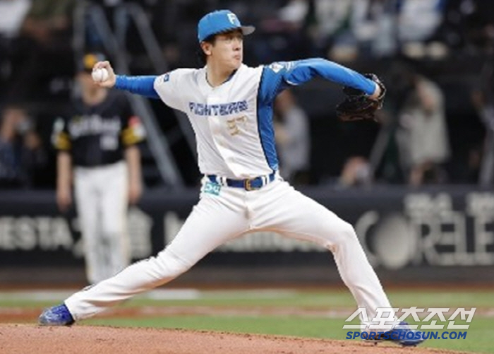 The fielders must have been moved by throwing 111 pitches and going out again in the 9th inning to complete a complete game...It hasn't passed in May, but five starting pitchers from Nippon Ham threw nine complete games (Min Chang-ki's Japanese baseball)