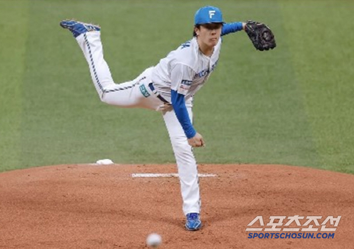 The fielders must have been moved by throwing 111 pitches and going out again in the 9th inning to complete a complete game...It hasn't passed in May, but five starting pitchers from Nippon Ham threw nine complete games (Min Chang-ki's Japanese baseball)