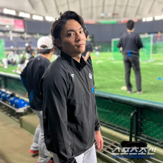 The fielders must have been moved by throwing 111 pitches and going out again in the 9th inning to complete a complete game...It hasn't passed in May, but five starting pitchers from Nippon Ham threw nine complete games (Min Chang-ki's Japanese baseball)