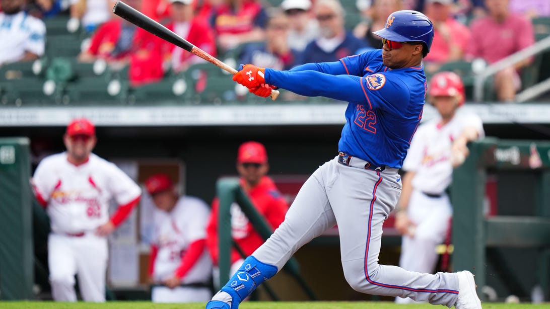JUPITER, FLORIDA - FEBRUARY 24: Juan Soto #22 of the New York Mets hits a single against the St. Louis Cardinals /d3i of a spring training game at Roger Dean Stadium on February 24, 2025 in Jupiter, Florida.
