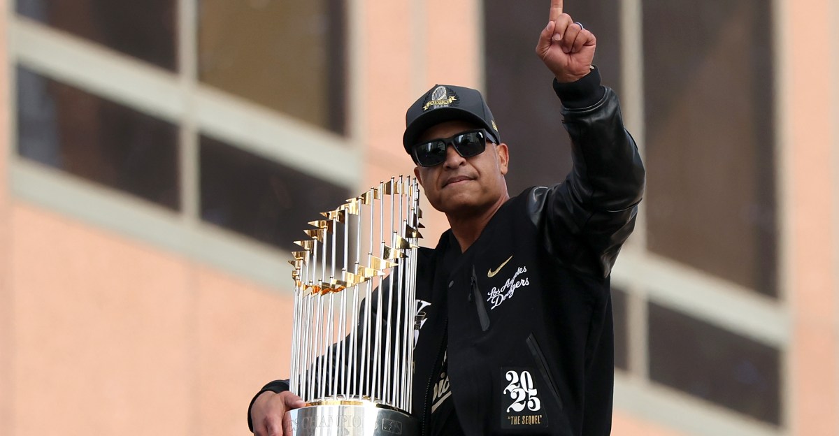 Dave Roberts celebrates 10 years with the Dodgers