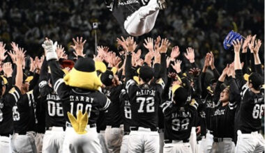 Give up the first round and win, win, win...Softbank topped the Japan Series for the first time in five years, confirmed the championship with a home run in the 11th inning of extra time