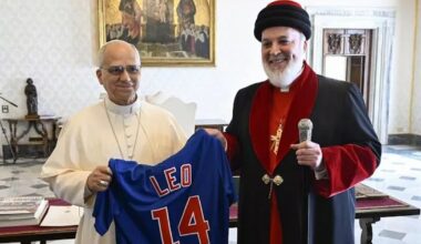 Pope Leo XIV, a White Sox fan, receives Cubs jersey from Assyrian Church leader – WPXI