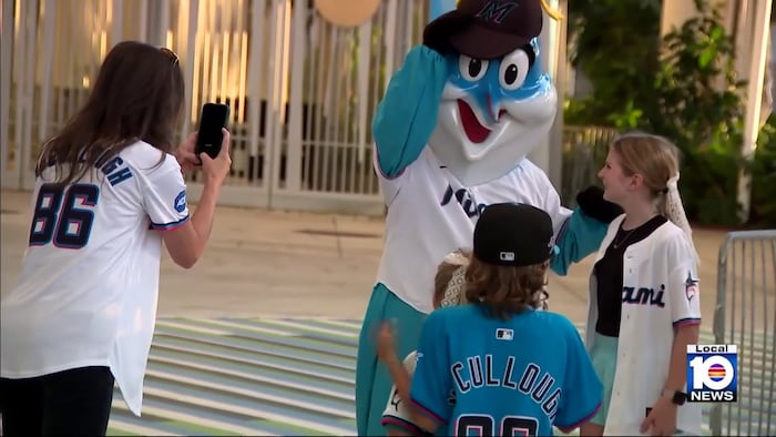 Marlins serve up 1,000 holiday meals in team’s annual Thanksgiving tradition