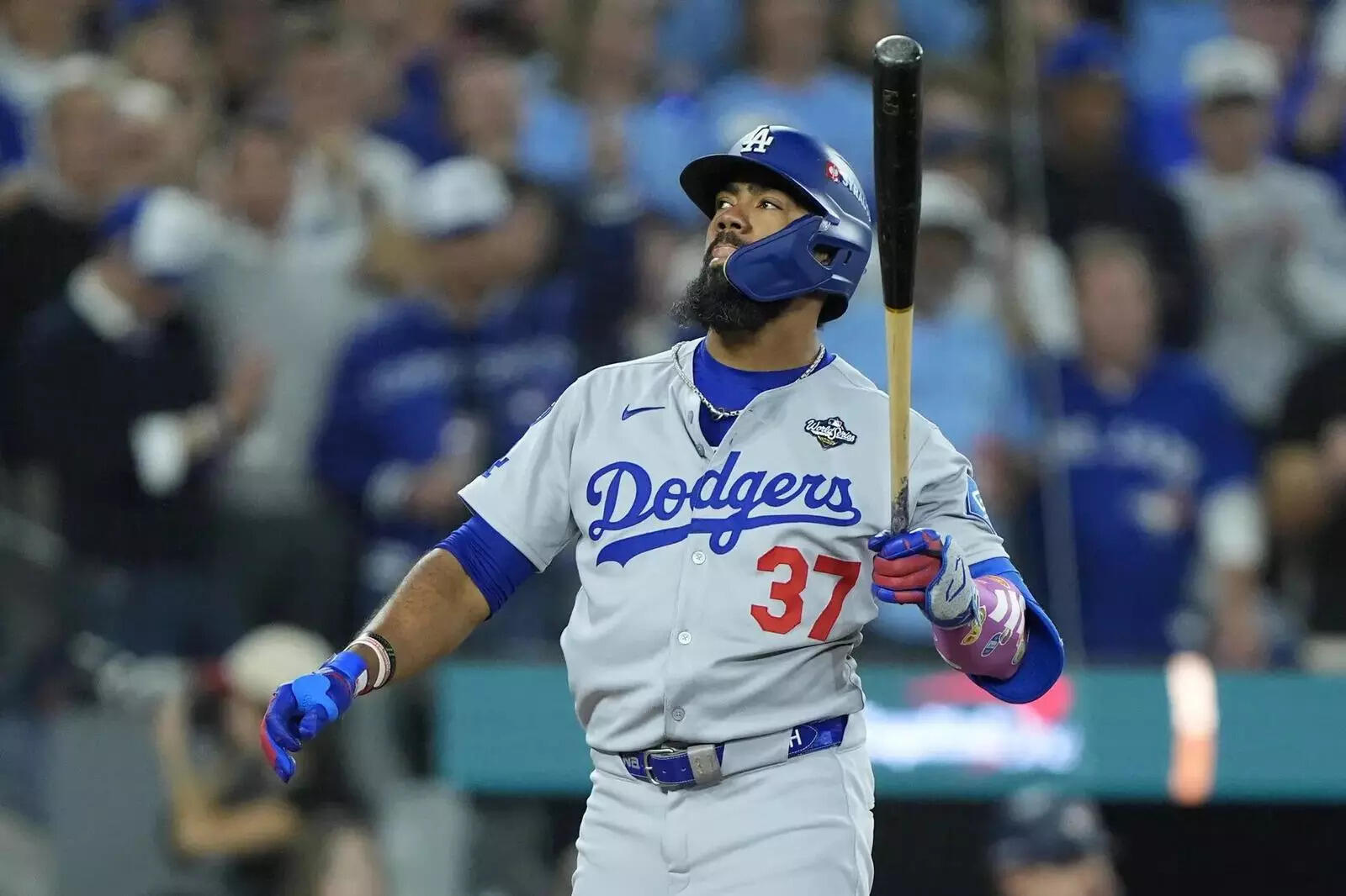 Los Angeles Dodgers right fielder Teoscar Hernandez (37) reacts after a strik in the eighth inning against the Toronto Blue Jays (Image via Imagn) Los Angeles Dodgers right fielder Teoscar Hernandez (37) reacts after a strik in the eighth inning against the Toronto Blue Jays