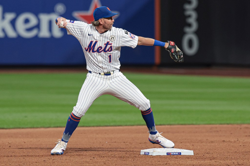 Jeff McNeil makes a throw during the Mets' Sept. 16 game against the Padres.