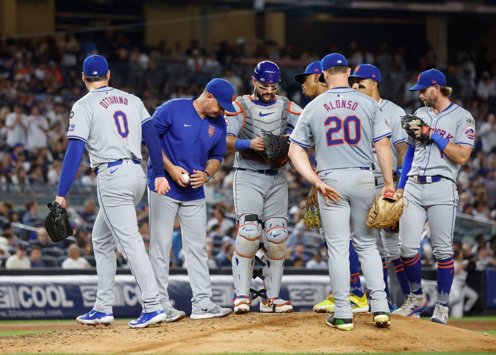 New York Mets manager Carlos Mendoza pulls pitcher Adam Ottavino from the game.