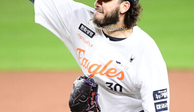 Game 5 of the playoffs (best of five) between the Hanwha Eagles and the Samsung Lions of the "2025 Shinhan SOL Bank KBO Postseason" was held at Hanwha Life Ball Park in Daejeon on the afternoon of the 24th. Hanwha starter Ponce is pitching hard. Photo (Daejeon) = Reporter Kim Young-gu
