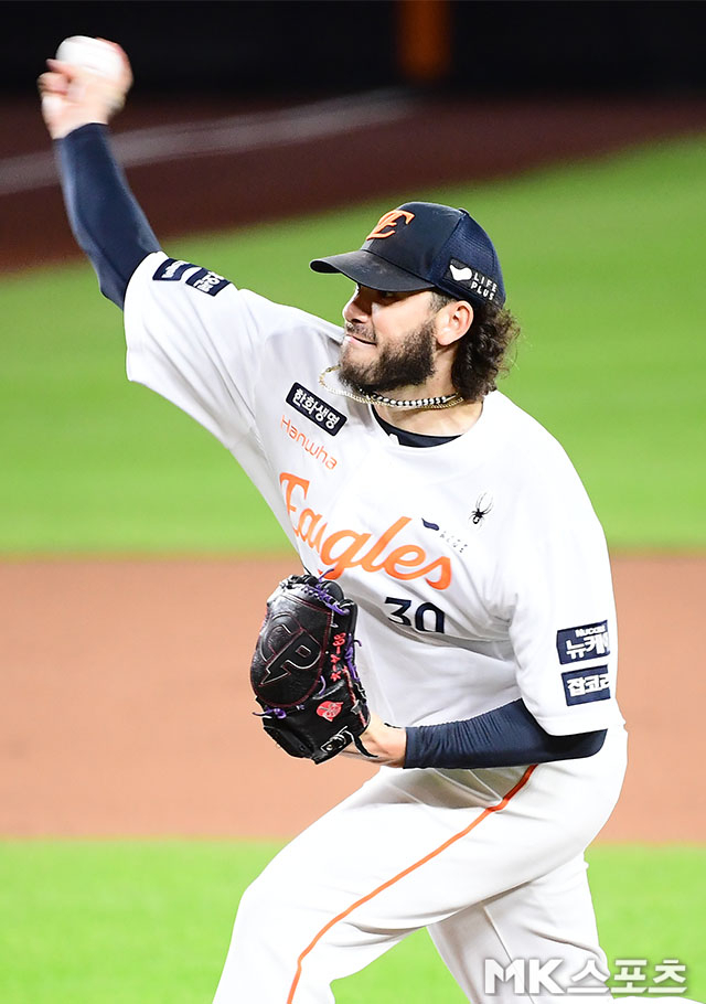 Game 5 of the playoffs (best of five) between the Hanwha Eagles and the Samsung Lions of the "2025 Shinhan SOL Bank KBO Postseason" was held at Hanwha Life Ball Park in Daejeon on the afternoon of the 24th. Hanwha starter Ponce is pitching hard. Photo (Daejeon) = Reporter Kim Young-gu