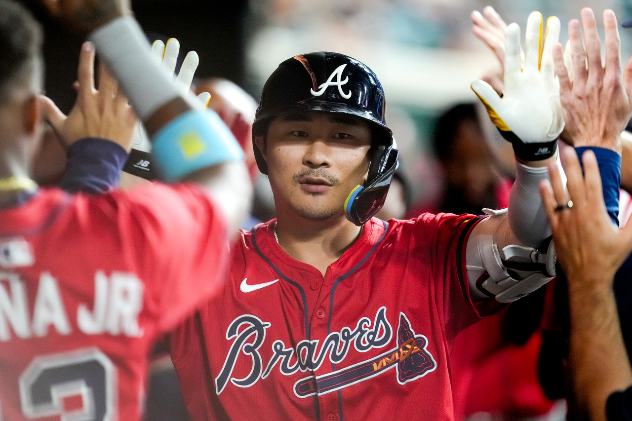 Ha-Seong Kim #9 of the Atlanta Braves celebrates after hitting a two-run home run against the Detroit Tigers during the top of the eighth inning at Comerica Park on September 19, 2025 in Detroit, Michigan. (Getty Images)