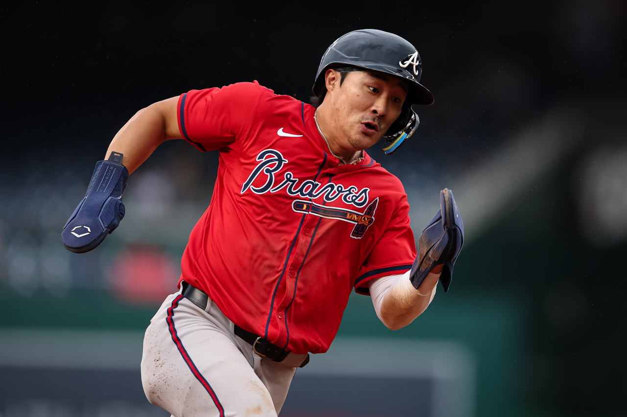 Ha-Seong Kim #9 of the Atlanta Braves scores a run against the Washington Nationals during the eighth inning in game one of a split doubleheader at Nationals Park on September 16, 2025 in Washington, DC. (Getty Images)
