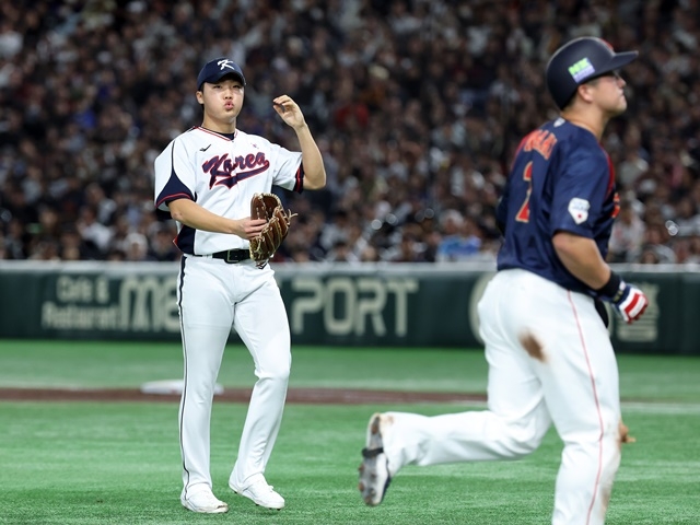 The 2025 K-Baseball Series warm-up match between South Korea and Japan was held at Tokyo Dome in Japan on the 16th. In the top of the second inning, starter Jung Woo-joo, who blocked the crisis with runners on the second and third bases, is heading to the dugout. Photo = Yonhap News