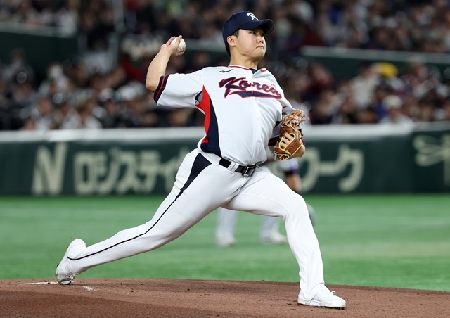 The 2025 K-Baseball Series warm-up match between South Korea and Japan was held at Tokyo Dome in Japan on the 16th. South Korean starter Jung Woo-joo is pitching hard in the top of the first inning. Photo = Yonhap News