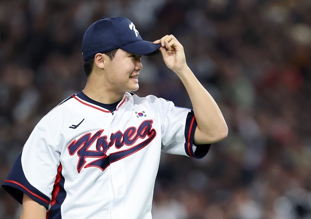 The 2025 K-Baseball Series warm-up match between South Korea and Japan was held at Tokyo Dome in Japan on the 16th. In the top of the first inning, South Korean starter Jung Woo-joo is heading to the dugout after finishing the inning neatly with three outs. Photo = Yonhap News