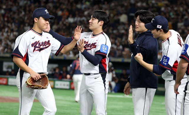 The 2025 K-Baseball Series warm-up match between South Korea and Japan was held at Tokyo Dome in Japan on the 16th. In the top of the first inning, South Korean starter Jung Woo-joo is heading to the dugout after finishing the inning neatly with three outs. Photo = Yonhap News