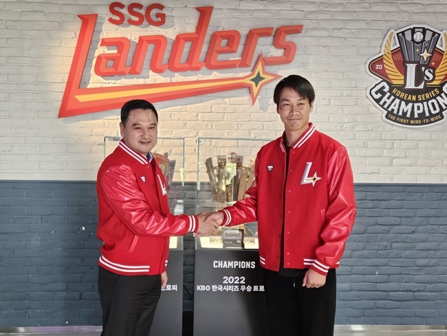 Photograph = SSG Landers