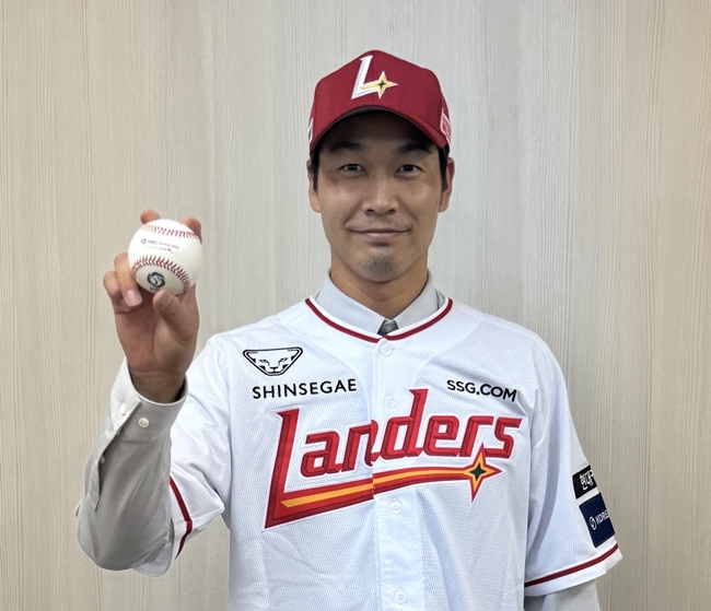 Photograph = SSG Landers