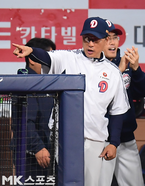 A game between the Doosan Bears and Kiwoom Heroes of the 2025 professional baseball league took place at Gocheok Sky Dome on the afternoon of May 30. Manager Lee Seung-yeop is delighted when Doosan's Kim Min-seok hit a runner-up sweep triple with the bases loaded with one out in the top of the seventh inning. Kiwoom, which is at the bottom of the league with 14 wins and 43 losses, is going all out to escape its ninth consecutive loss by bringing it to Doosan's home. Doosan, ranked ninth in the league, is doing its best to win the first of three consecutive weekend games against Kiwoom. Photo = Reporter Kim Jae-hyun