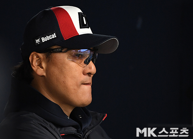 On May 24, the "2025 KBO League" NC Dinos and Doosan Bears played at Jamsil Baseball Stadium in Seoul. Doosan manager Lee Seung-yeop is watching the game. Photo = Reporter Chun Jung-hwan