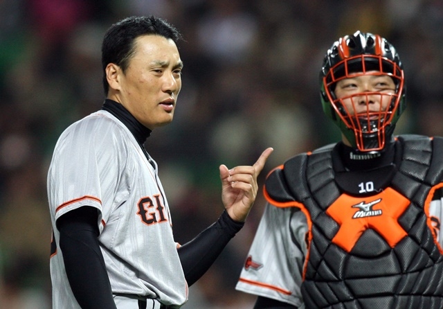 A game between the Doosan Bears and Kiwoom Heroes of the 2025 professional baseball league took place at Gocheok Sky Dome on the afternoon of May 30. Manager Lee Seung-yeop is delighted when Doosan's Kim Min-seok hit a runner-up sweep triple with the bases loaded with one out in the top of the seventh inning. Kiwoom, which is at the bottom of the league with 14 wins and 43 losses, is going all out to escape its ninth consecutive loss by bringing it to Doosan's home. Doosan, ranked ninth in the league, is doing its best to win the first of three consecutive weekend games against Kiwoom. Photo = Reporter Kim Jae-hyun