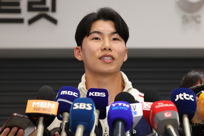 Kim Hye-sung of the Los Angeles Dodgers, who won the MLB World Series in the U.S., returns home through Incheon International Airport on the 6th to answer questions from reporters. [Yonhap News]