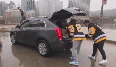 Steelers, Penguins and Pirates team up to hand out Thanksgiving meals to over 300 families