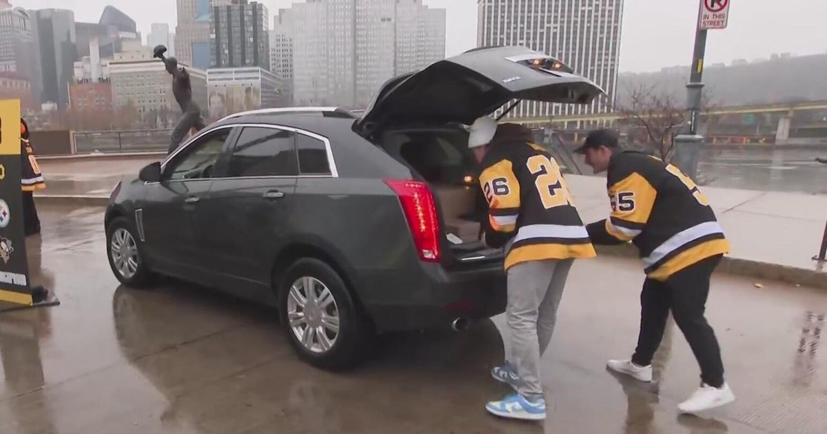 Steelers, Penguins and Pirates team up to hand out Thanksgiving meals to over 300 families