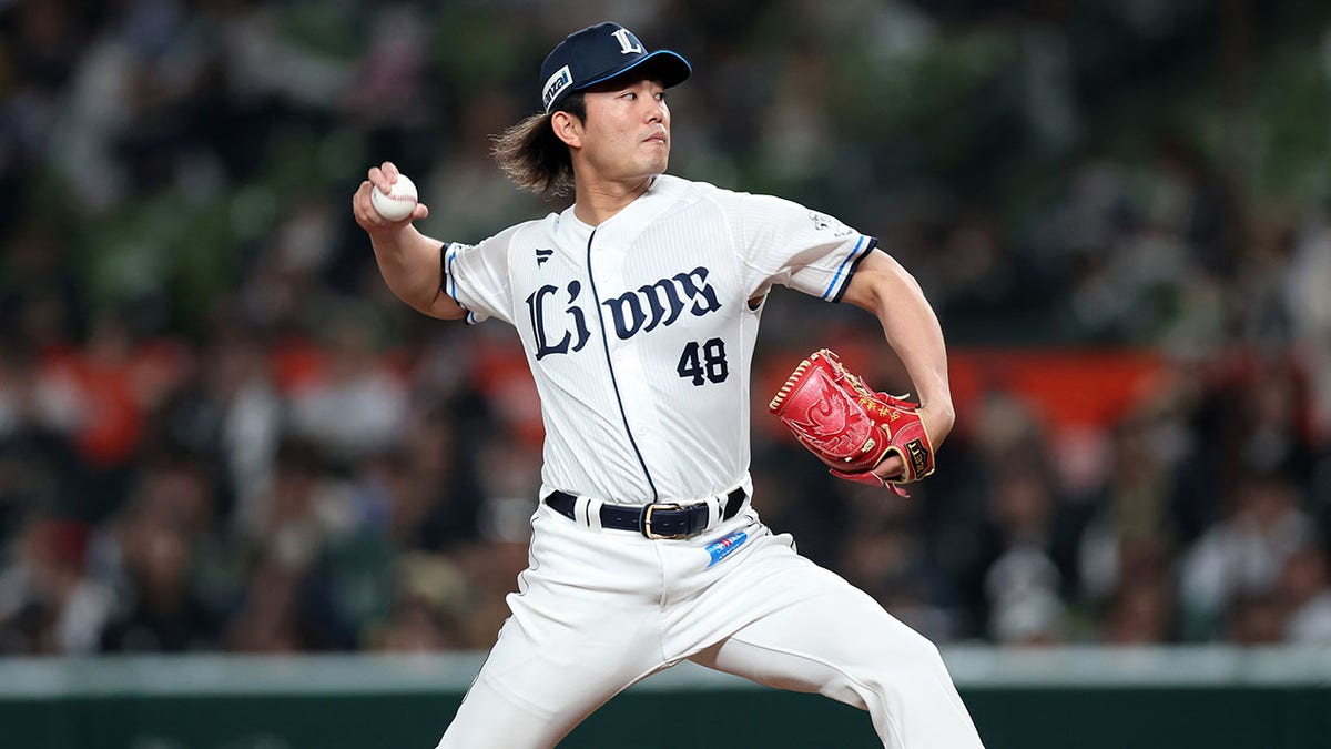 Tatsuya Imai throws a pitch