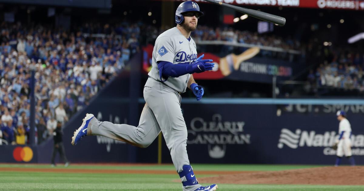Dodgers pick up club options on Max Muncy and Alex Vesia