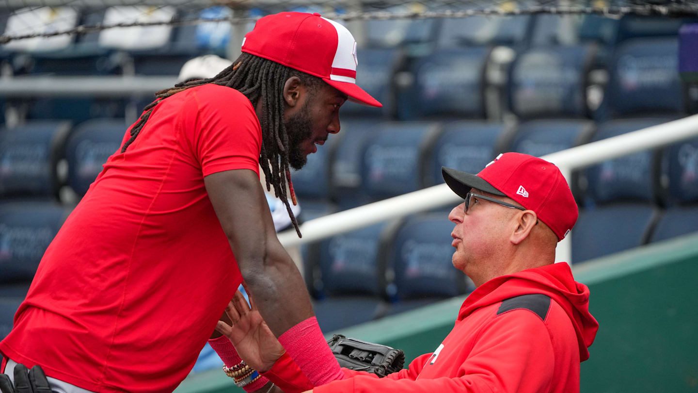 Cincinnati Reds designated hitter Elly De La Cruz (44) talks with manager Terry Francona (77)