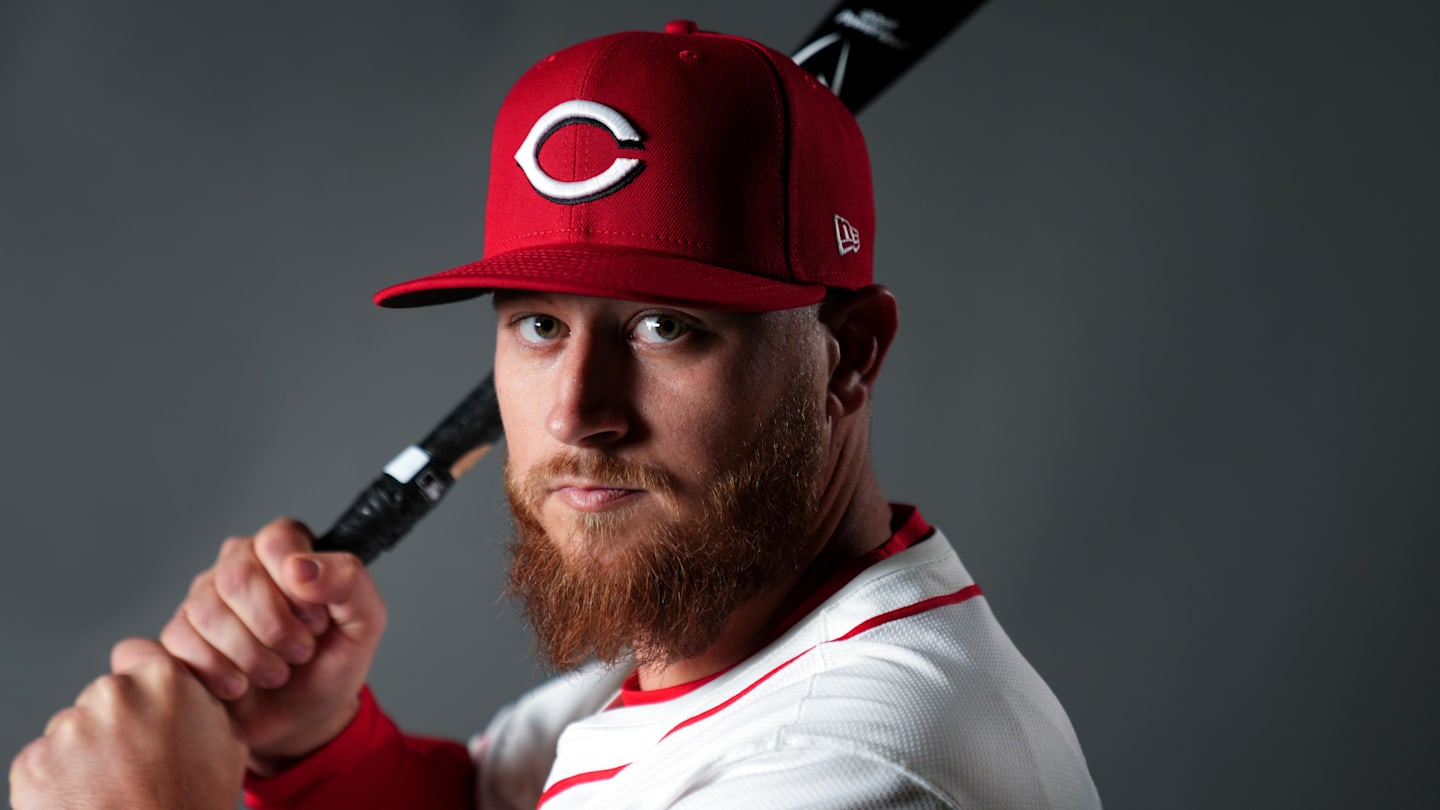 Reds Bring Back Familiar Utility Player on Minor League Contract