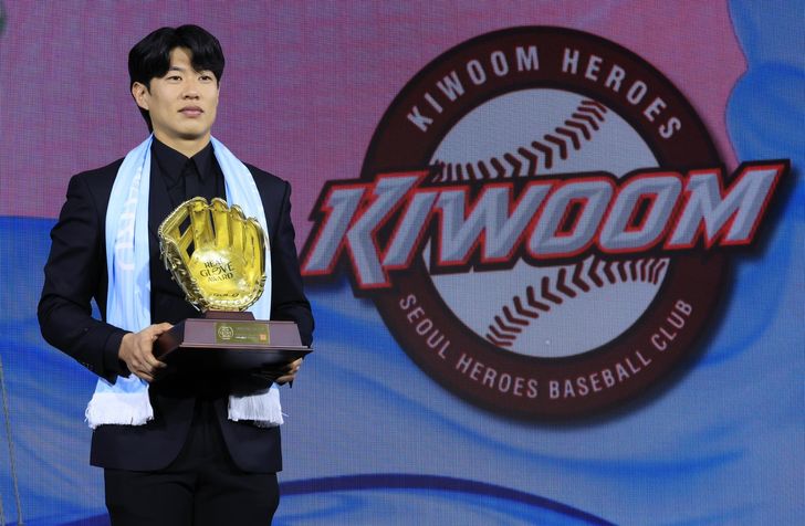 Song Sung-mun, formerly of the Kiwoom Heroes, poses with the trophy after being named the Player of the Year at the Real Glove Award ceremony at the Grand Walkerhill Seoul, Dec. 1. Yonhap   
