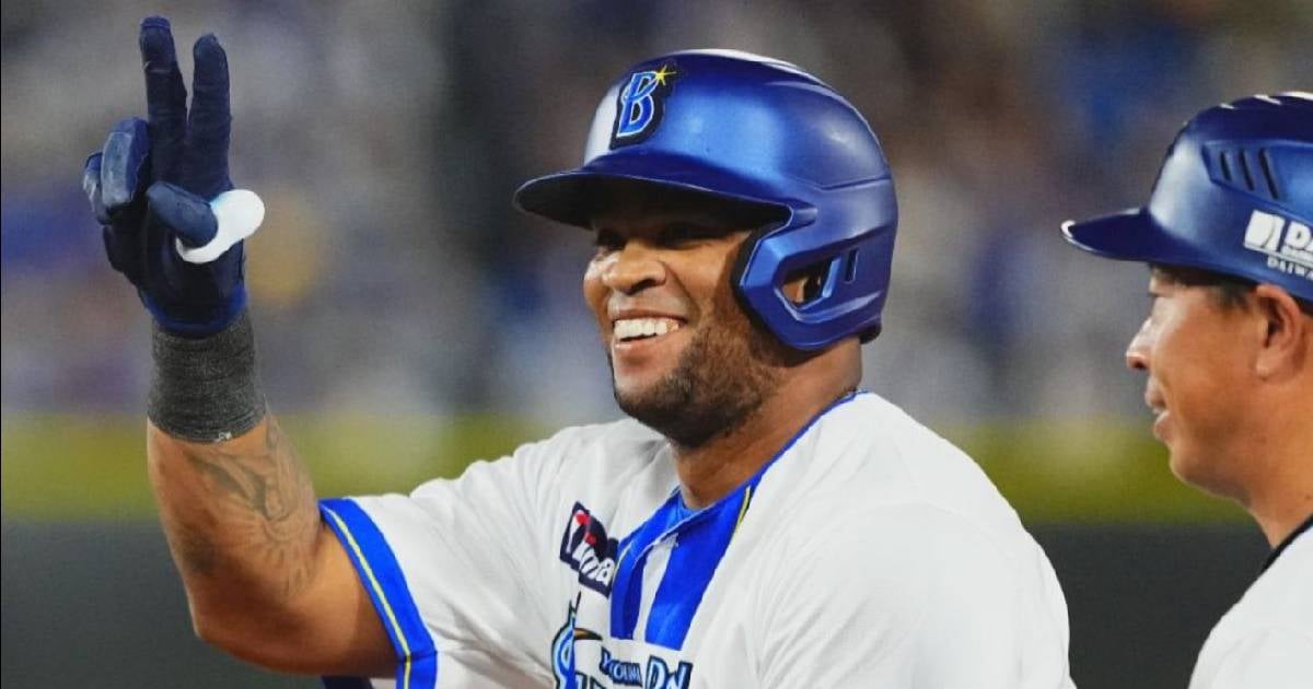 signs with Yokohama DeNA BayStars for the 2026 season