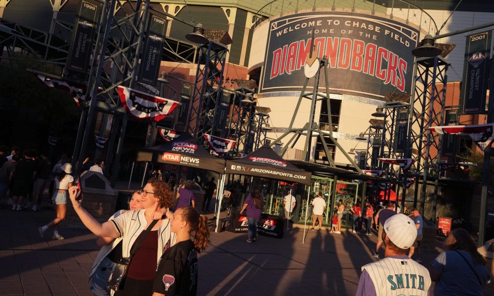 Diamondbacks bring back 'best deal' in baseball