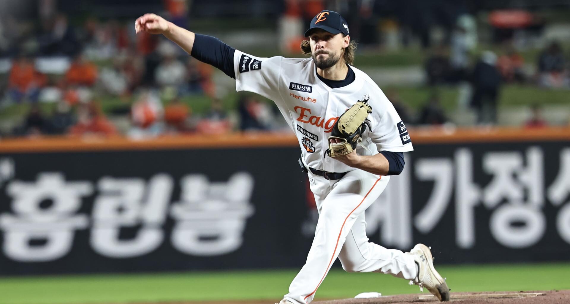 Cody Ponce of the Hanwha Eagles poses with the trophy after winning the Korea Baseball Organization regular-season MVP award during the awards ceremony at Lotte Hotel World in Seoul, Nov. 24. Yonhap