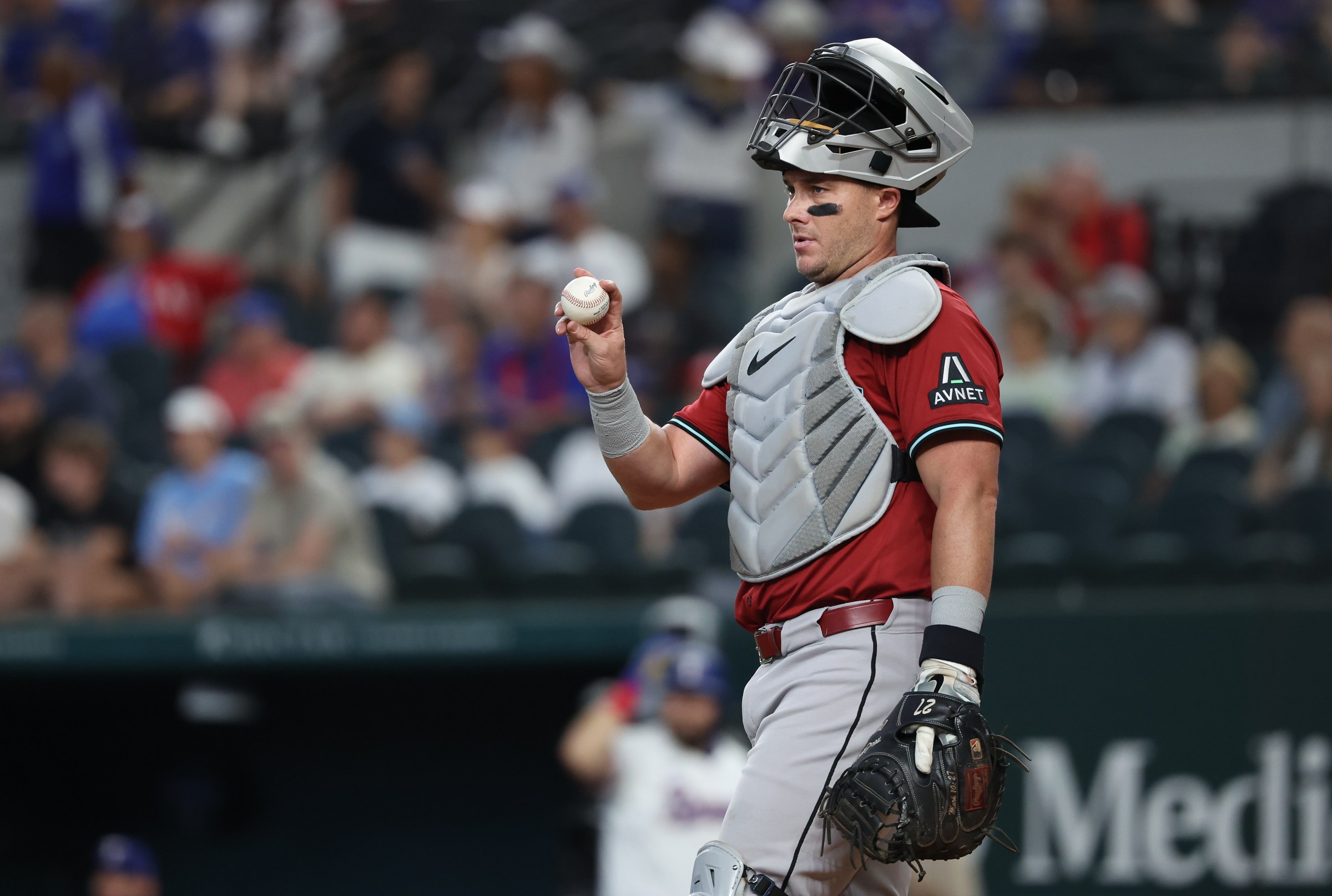 D-backs re-sign catcher James McCann