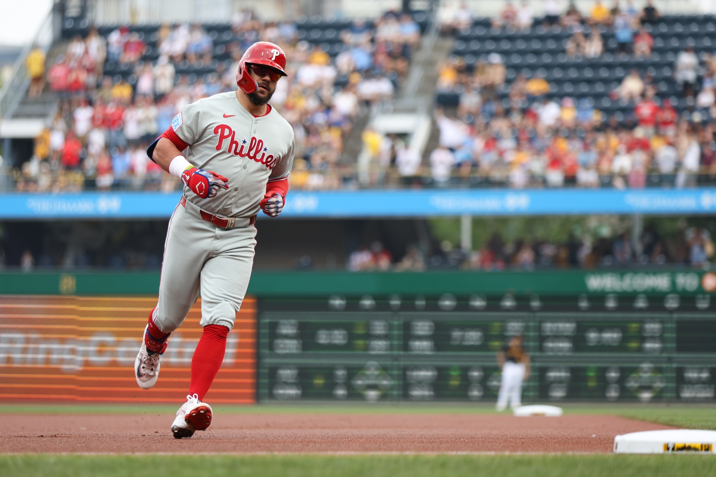 Report: Kyle Schwarber received offer from the Pirates