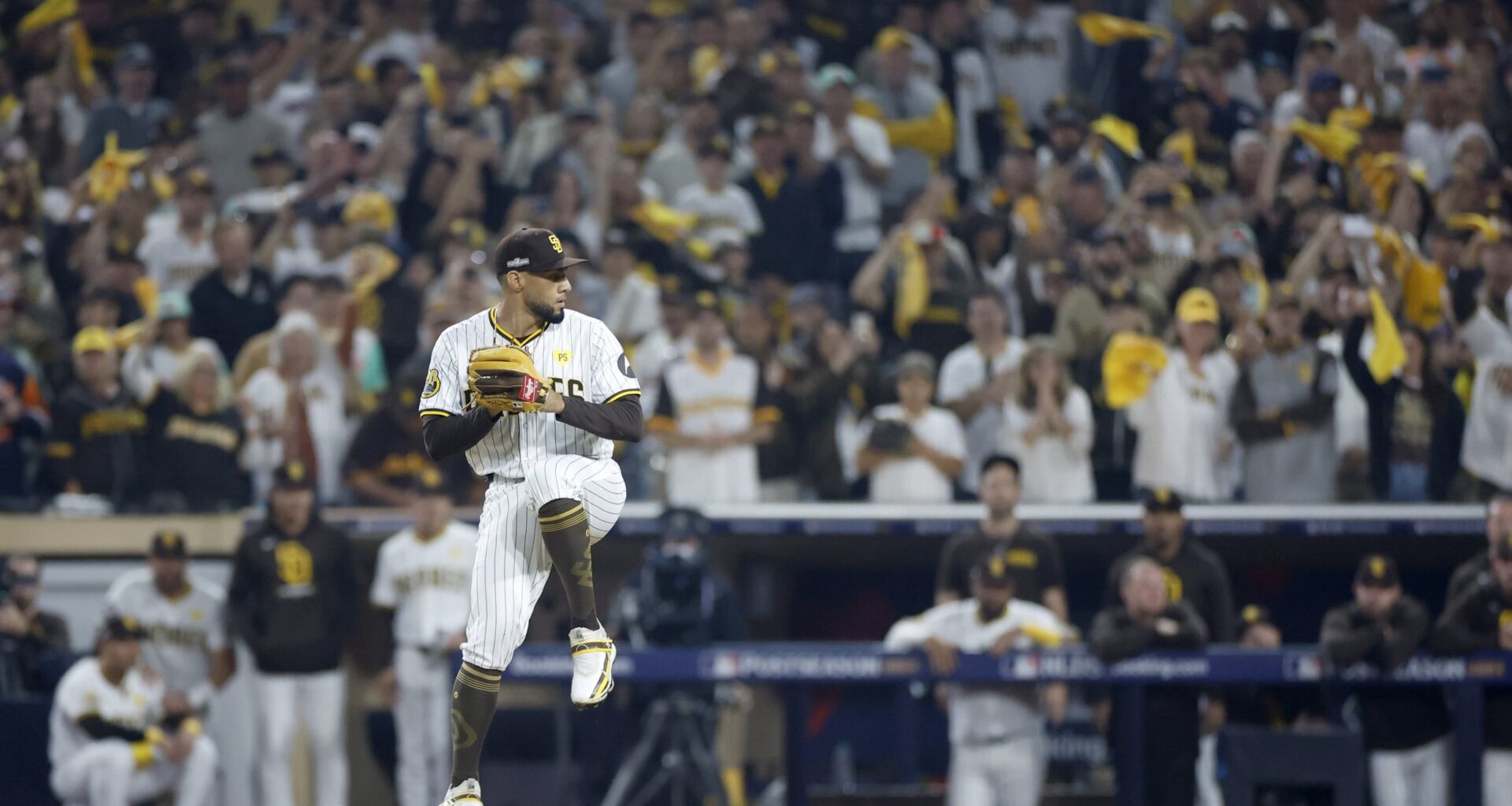 Braves Sign Robert Suarez to Three-Year Deal