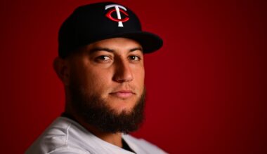 Mets Sign Intriguing Pitcher After Losing Key Bullpen Pieces in Free Agency