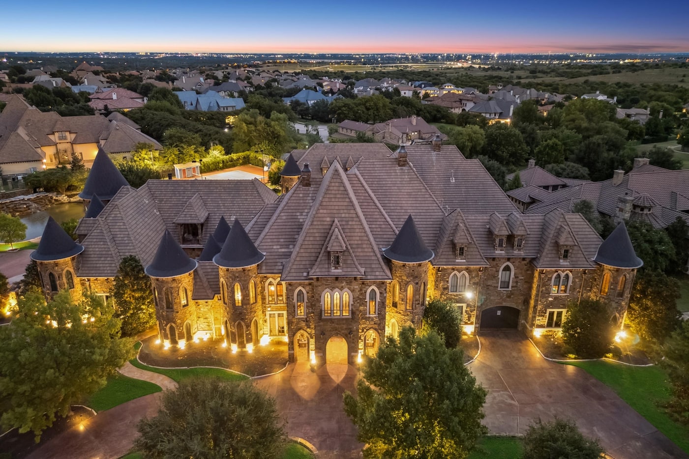 A Fort Worth mansion built for Texas Ranger co-owner Bob Simpson is headed to auction.