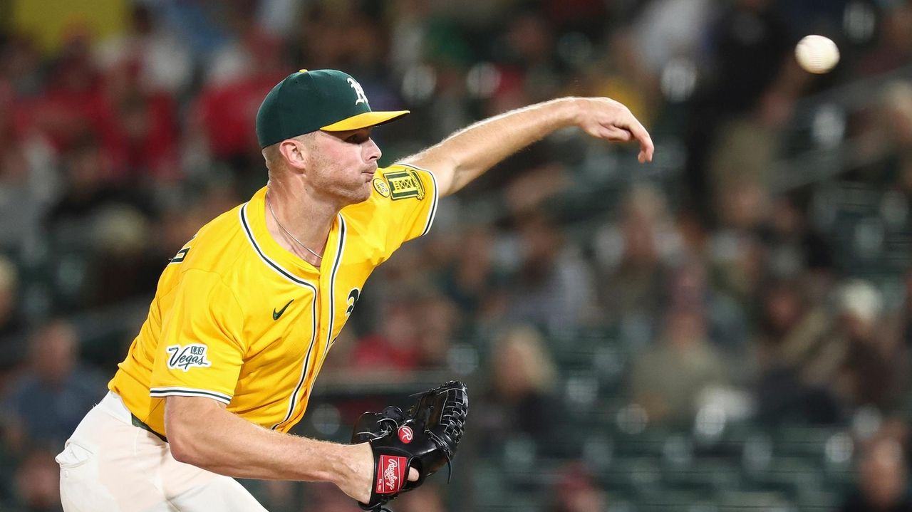 Left-hander Sean Newcomb and the Chicago White Sox agree to a $4.5 million, 1-year contract
