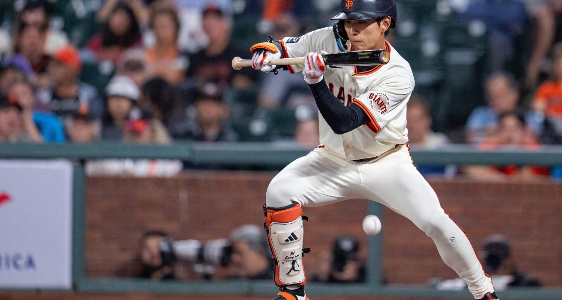 San Francisco Giants center fielder Lee Jung-hoo bunt hits to load the bases against the Arizona Diamondbacks during the sixth inning at Oracle Park in San Francisco, Sept. 8, in this Getty Images photo. Yonhap