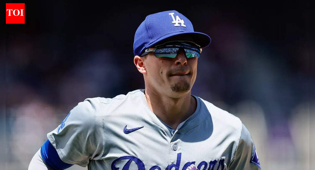 Los Angeles Dodgers' star Kike Hernandez takes on a festive role in a surprise Christmas visit | MLB News