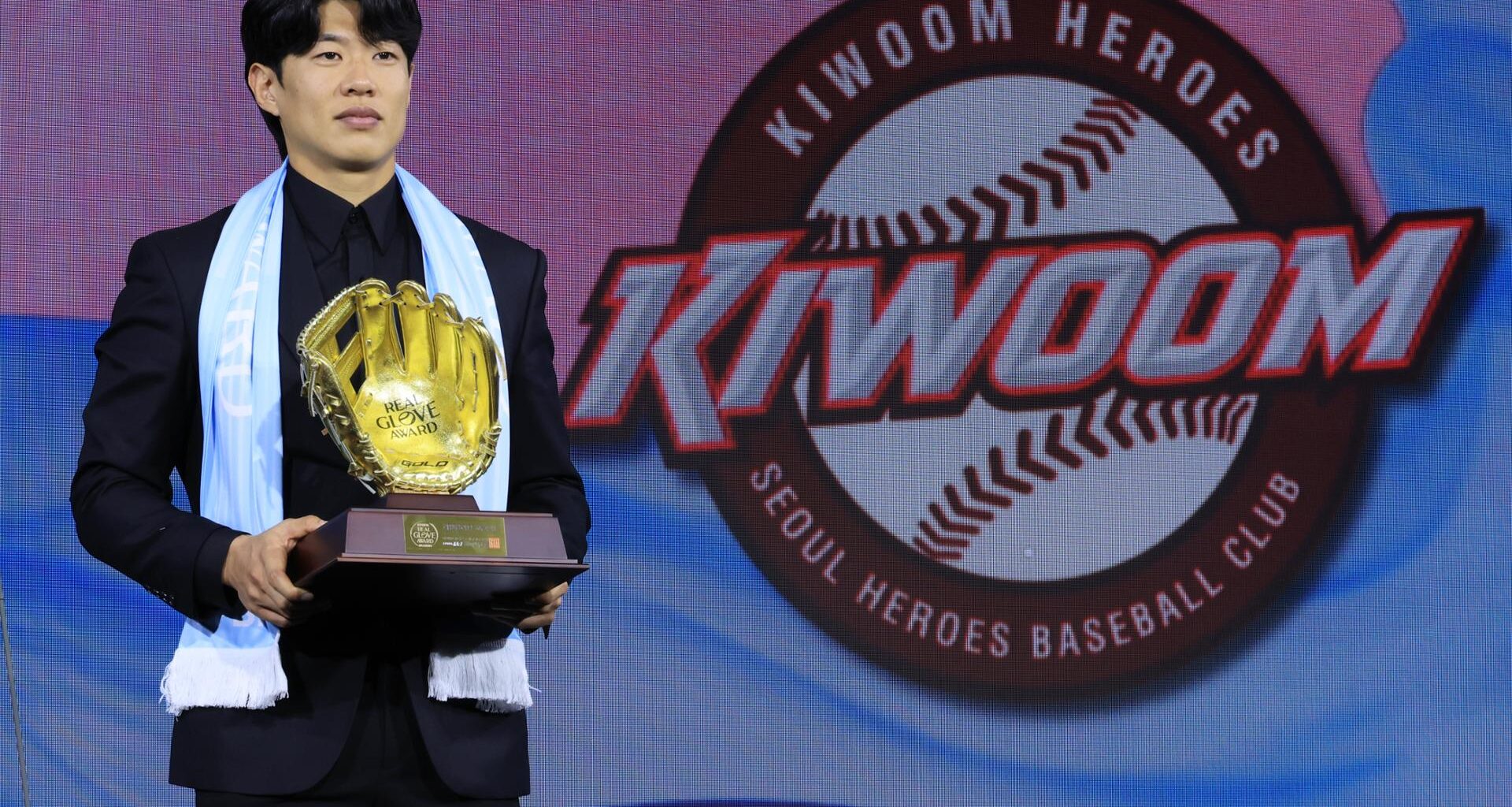 Song Sung-mun, formerly of the Kiwoom Heroes, poses with the trophy after being named the Player of the Year at the Real Glove Award ceremony at the Grand Walkerhill Seoul, Dec. 1. Yonhap